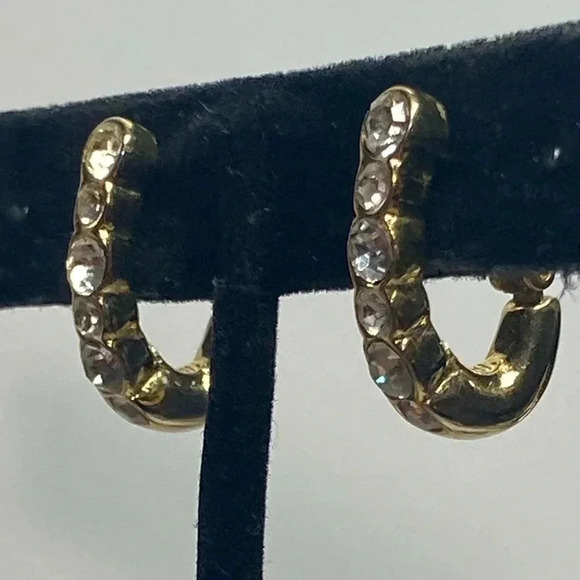 3/4" VINTAGE TRIFARI HUGGIE CLIP ON EARRINGS WITH 7 RHINESTONES PER EAR. - Picture 3 of 6